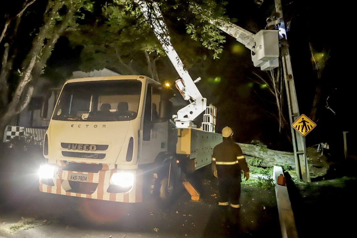 eEquipes da Copel foram convocadas neste domingo (24) para ajudar no trabalho de recomposição da rede de energia danificada nas cidades mais afetadas pelas chuvas, acompanhadas de fortes rajadas de vento, na noite de sexta-feira (22) e madrugada de sábado (23). - Curitiba, 24/04/2022