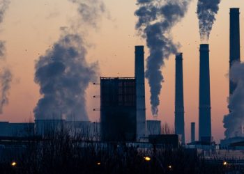 Unsplash/Ella Ivanescu As usinas de combustíveis fósseis são um dos maiores emissores de gases de efeito estufa que causam mudanças climáticas