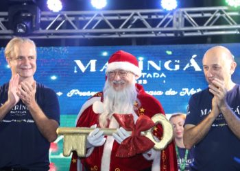 Na foto de Ana Carolina (PMM), o  prefeito Ulisses Maia, ao lado do Papai Noel e do vice-prefeito Edson Scabora