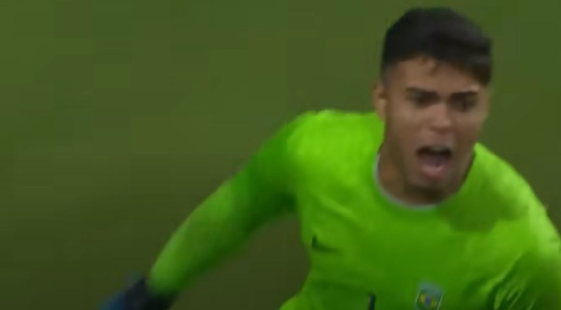 Goleiro Mycael cobra o pênalti decisivo na vitória do Brasil contra o Chile. foto reprodução Cazé TV