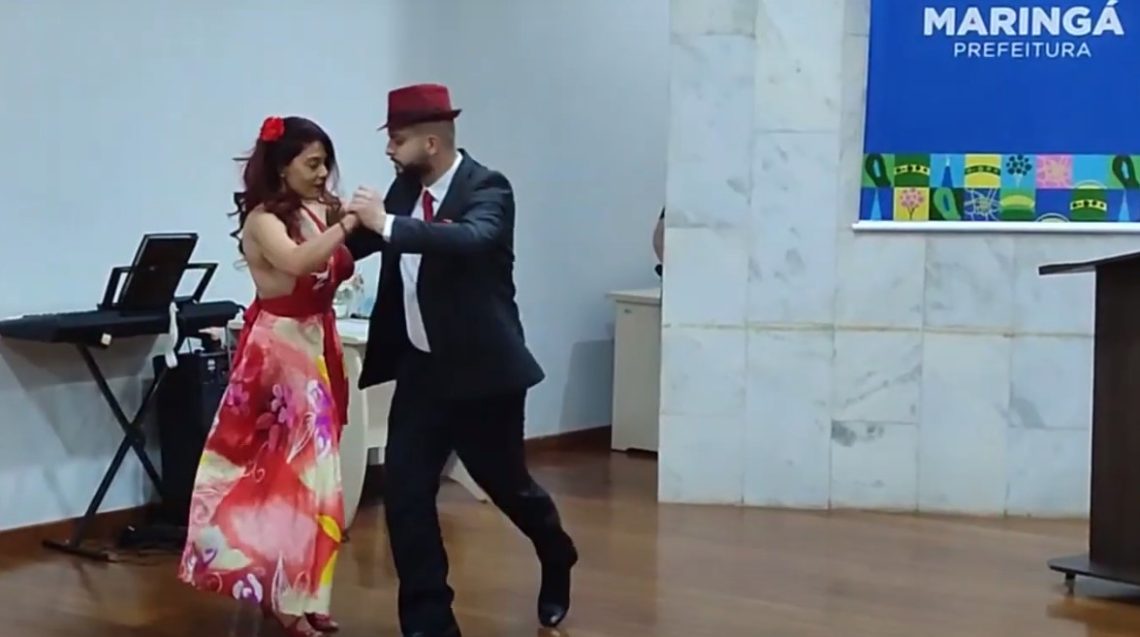 Em agosto, durante a cerimônia de posse da secretária Maria Elizabeth Dumont, o dançarino Pedro Neto que tem baixa visão, dançou um tango com a professora Rose. FOTO ARQUIVO- OFATOMARINGA.COM