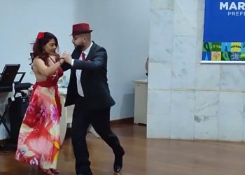 Em agosto, durante a cerimônia de posse da secretária Maria Elizabeth Dumont, o dançarino Pedro Neto que tem baixa visão, dançou um tango com a professora Rose. FOTO ARQUIVO- OFATOMARINGA.COM