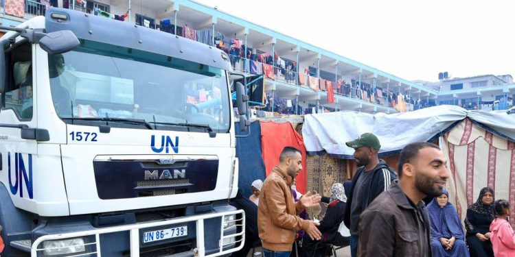 ONU News/Ziad Taleb Ajuda humanitária chega em abrigo da Agência da ONU de Assistência aos Refugiados Palestinos, Unrwa, em Zawaida, na região central de Gaza