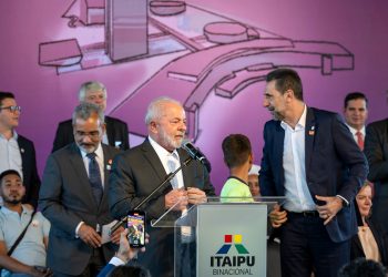 O presidente Luiz Inácio Lula da Silva quer fazer da Universidade Federal da Integração Latino-Americana um símbolo para a América Latina. A afirmação foi feita em Foz do Iguaçu (PR), nesta terça-feira (4), durante anúncio da retomada das obras do campus da universidade em um terreno doado pela Itaipu Binacional.