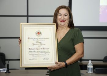 Prêmio Dorcelina Folador é entregue para Valquíria Francisco. FOTO - RAPHAEL GUIMARÃES