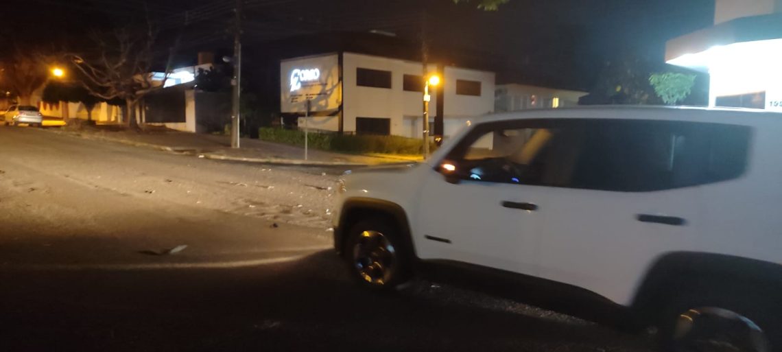 Jeep branco que trafegava pela avenida Carlos Gomes em direção à Teixeira Mendes rodou 90 graus e ficou direcionado à Praça das Antenas após ser colhido por veículo branco Condutor que invadiu a preferencial. . Foto: OFATOMARINGA.COM