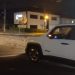 Jeep branco que trafegava pela avenida Carlos Gomes em direção à Teixeira Mendes rodou 90 graus e ficou direcionado à Praça das Antenas após ser colhido por veículo branco Condutor que invadiu a preferencial. . Foto: OFATOMARINGA.COM