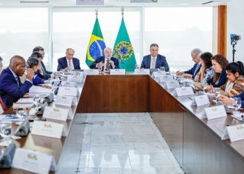 Presidente Lula durante reunião com ministros e outros integrantes do governo: novas políticas públicas de assistência aos indígenas - Foto: Ricardo Stuckert / PR