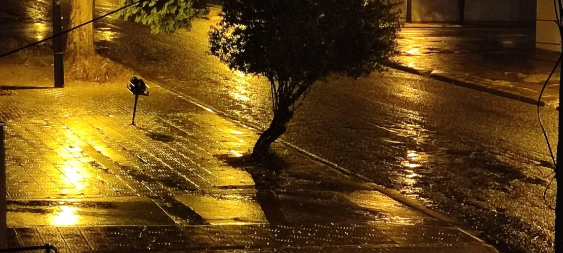 Asfalto molhado na avenida Carlos Gomes. foto - OFATOMARINGA.COM