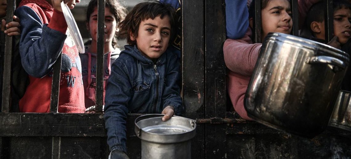 foto: Pnud/Abed Zagout Em Gaza, crianças esperam para receber comida enquanto os bombardeios no enclave continuam