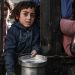 foto: Pnud/Abed Zagout Em Gaza, crianças esperam para receber comida enquanto os bombardeios no enclave continuam