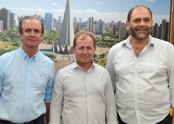 Na foto de OFATOMARINGA.COM, o prefeito Ulisses Maia, o deputado Elton Welter e o vereador Mário Verri