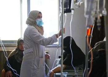 Ocha/Ali Haj Suleiman Um médico trata um paciente com câncer em um hospital em Idleb, no noroeste da Síria
