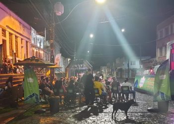 foto - LÉO FARIA - Nem a chuva afastou púlbico na primeira noite de CINEMA NA PRAÇA EM ANTONINA