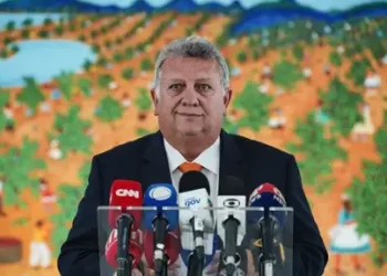 Brasília (DF) - presidente da Caixa, Carlos Vieira, anuncia concurso do banco após reunião com Lula. Foto: Rafa Neddermeyer/Agência Brasil