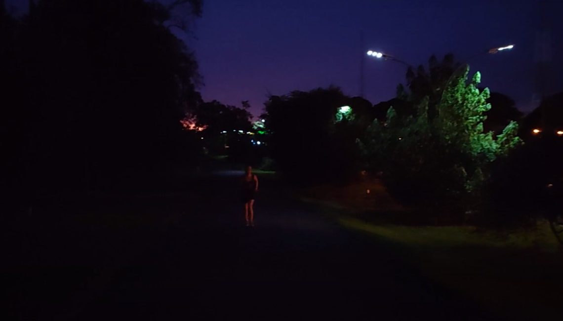 Quem caminha à noite na pista do Bosque das Grevíleas reclama da iluminação precária do local e da falta de policiamento. foto - OFATOMARINGA.COM