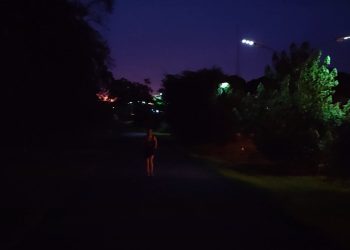 Quem caminha à noite na pista do Bosque das Grevíleas reclama da iluminação precária do local e da falta de policiamento. foto - OFATOMARINGA.COM