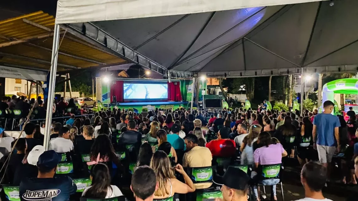 Em Piên, última cidade por onde o CINEMA NA PRAÇA passou no mês de março, mais de 1 mil pessoas assistiram aos dois filmes projetados em praça pública. foto - CASA DO VERBO