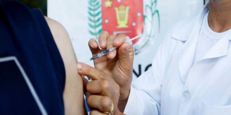 A Secretaria de Saúde adotou nova estratégia de vacinação contra o HPV, de acordo com recomendação do Ministério da Saúde. A partir de agora, a vacinação passa a ser em dose única para meninos e meninas de 9 a 14 anos, substituindo o esquema anterior que era de duas doses. A vacina é aplicada nas Unidades Básicas de Saúde (UBSs), exceto nas UBSs Paulino e Zona 7 (confira em anexo o horário de vacinação em cada unidade).   

O objetivo da mudança é ampliar a cobertura vacinal entre crianças e adolescentes de 9 a 14 anos. O público-alvo desta faixa etária que recebeu pelo menos uma dose não precisa retornar na UBS para receber a segunda dose. De acordo com o Ministério da Saúde, a alteração na estratégia de vacinação é embasada em estudos científicos e segue recomendações da Organização Mundial da Saúde (OMS) e da Organização Pan-Americana da Saúde (Opas).

A vacina papilomavírus humano 6, 11, 16 e 18 (recombinante) é indicada para a prevenção de diversos tipos de cânceres. Os tipos 16 e 18 causam cerca de 70% dos casos de câncer de colo do útero, a quarta causa de morte entre mulheres no Brasil. 

O público-alvo da vacina contra o HPV também inclui pessoas imunocomprometidas, pacientes que vivem com HIV/Aids, transplantados de órgãos sólidos e de medula óssea, pacientes oncológicos e vítimas de violência sexual, com idade entre 9 e 45 anos. Nestes casos, não há mudança do esquema vacinal recomendado, que continuará sendo o mesmo realizado anteriormente. 

A nova recomendação do Ministério da Saúde também incluiu no público-alvo da vacinação contra HPV pessoas portadoras de papilomatose respiratória recorrente (PPR) a partir de 1 ano de idade. Neste caso, assim como os demais pacientes com condições específicas, é necessária apresentação de prescrição médica com CID na Sala de Vacinas da Secretaria de Saúde, localizada na Avenida Prudente de Morais, 885, das 8h às 12h30. A prescrição é encaminhada para o Centro de Referência de Imunobiológicos Especiais (CRIE) de Curitiba, responsável pela liberação.
Anexos
Confira o horário de vacinação nas Unidades Básicas de Saúde