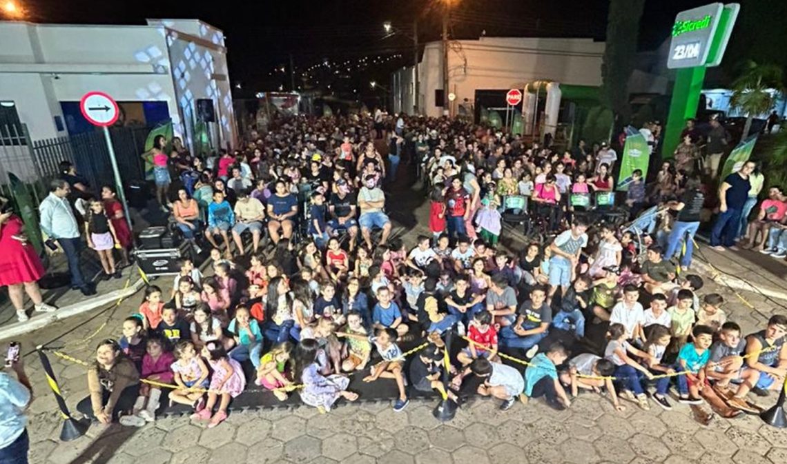 População de São José da Boa Vista lotou as duas exibições do projeto CINEMA NA PRAÇA. foto - ANDRÉ PEREIRA - CASA DO VERBO
