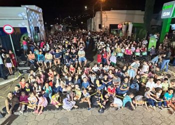 População de São José da Boa Vista lotou as duas exibições do projeto CINEMA NA PRAÇA. foto - ANDRÉ PEREIRA - CASA DO VERBO