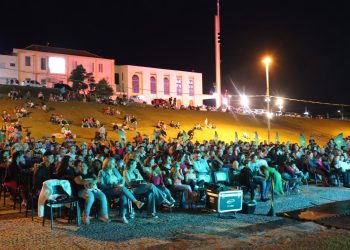 Pátio do Santuário de Siqueira Campos ficou completamente ocupado pelo público que assistiu a dois filmes do projeto CINEMA NA PRAÇA