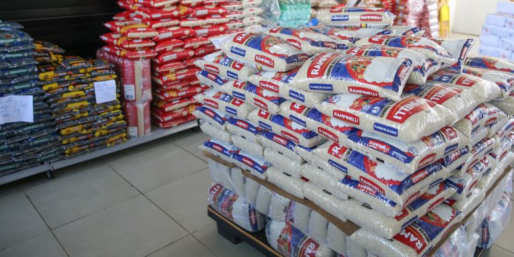 Sacos de arroz à venda em mercado. Foto: Geraldo Bubniak/AEN
