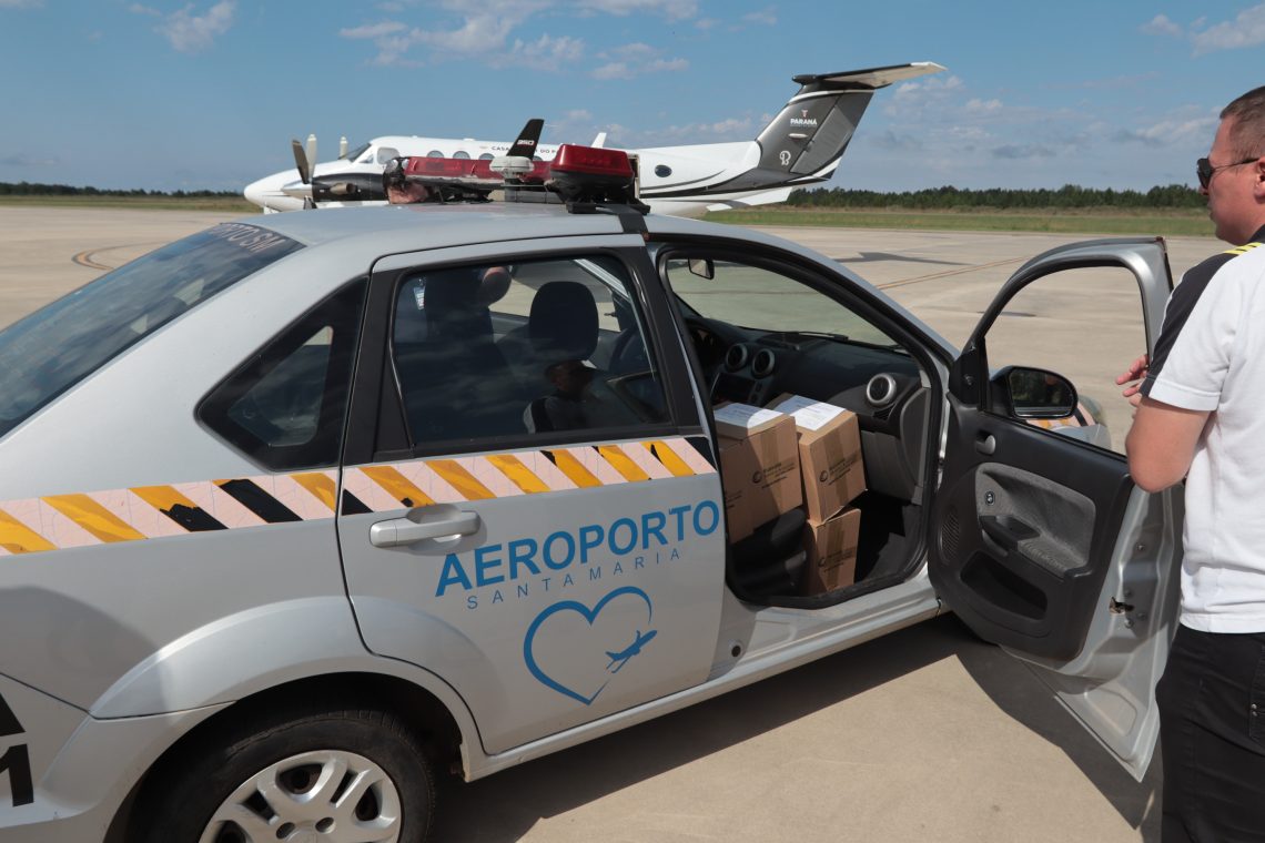 Um avião da Casa Militar do Governo do Paraná decola neste domingo (5),  do Aeroporto do Bacacheri com destino Santa Maria, no Rio Grande do Sul, para entregar medicamentos específicos para o atendimento de crianças.    Foto: Geraldo Bubniak/AEN