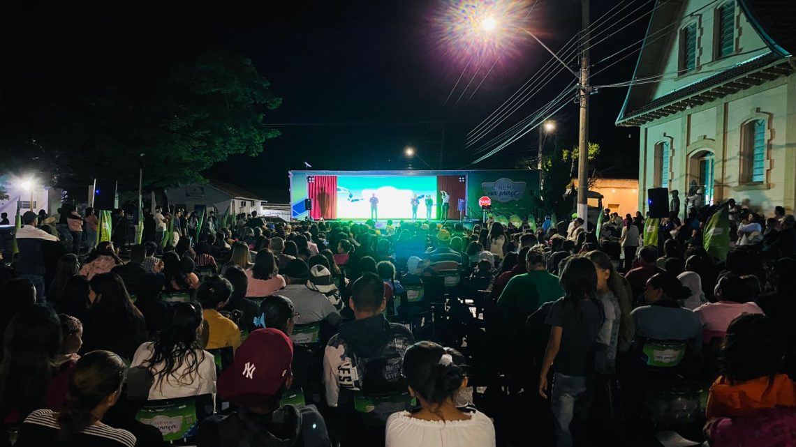 Em 18 de abril quase 1000 pessoas assistiram em Carlópolis as duas sessões de filmes gratuitos do PROJETO CINEMA NA PRAÇA. foto - Casa do Verbo