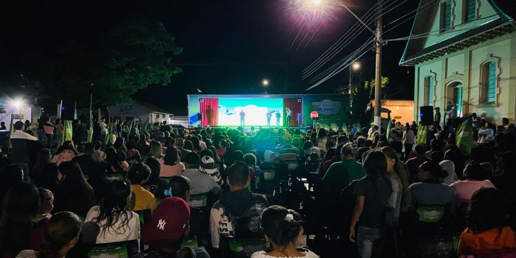 Em 18 de abril quase 1000 pessoas assistiram em Carlópolis as duas sessões de filmes gratuitos do PROJETO CINEMA NA PRAÇA. foto - Casa do Verbo