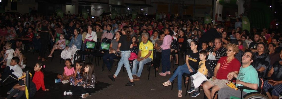 Cinema na Praça em Jardim Alegre reúne mais de 800 pessoas. foto - ANDRÉ PEREIRA - CASA DO VERBO