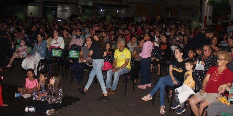 Cinema na Praça em Jardim Alegre reúne mais de 800 pessoas. foto - ANDRÉ PEREIRA - CASA DO VERBO