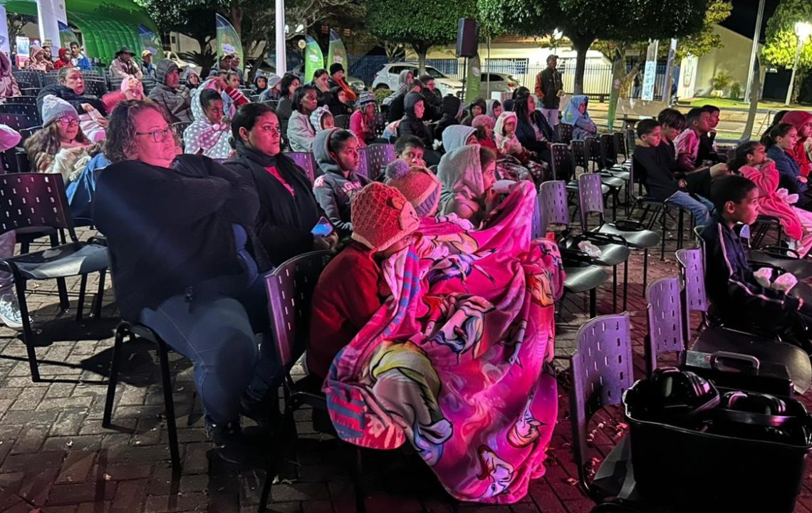 Público de Rancho Alegre D Oeste enfrentou o frio com blusas tocas e cobertores. fotos - ANDRÉ PEREIRA