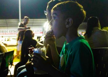 Olhos na tela e pipoca na boca. Cinema na Praça distribuiu mais 1 mil saquinhos de pipoca gratuitamente para o público. Foto - ANDRÉ PEREIRA