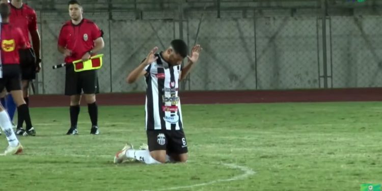 Jogador do Grêmio ajoelhado; talvez estava agradecendo que o jogo tenha acabado