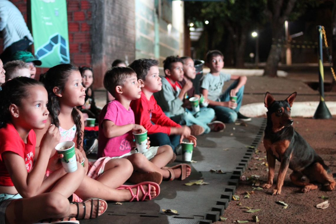 Cinema na Praça em Mirador tem até pet na plateia. foto - ANDRÉ PEREIRA