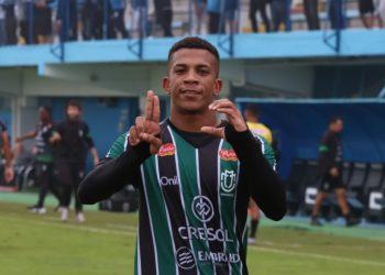 Na foto de Rodrigo Araújo, o atacante Júlio, autor de dois gols na goleada de 4 a 2 contra o Novo Hamburgo