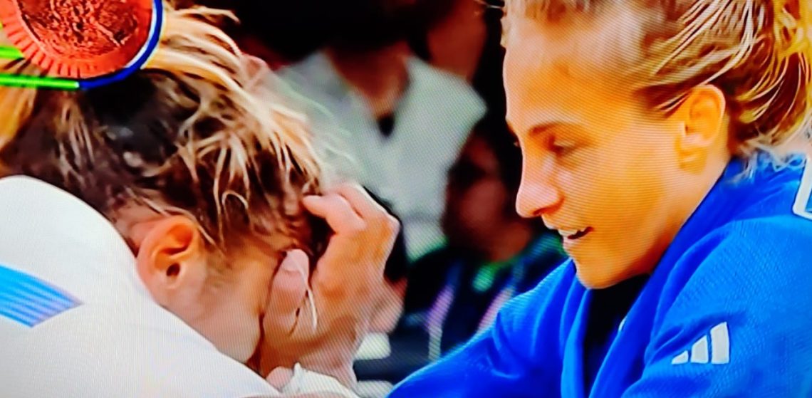 A medalha de ouro Larissa Pimenta é consolada pela italiana Odette Giuffrida após desabar em choro pela conquista