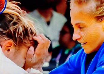 A medalha de ouro Larissa Pimenta é consolada pela italiana Odette Giuffrida após desabar em choro pela conquista