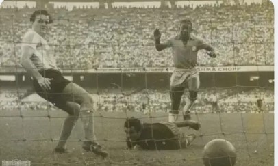 Pelé, Fotografia de um dos gols marcados pelo Brasil na vitória sobre a Argentina em jogo válido pela Copa Roca de 1957. - Arquivo Nacional/ Correio da Manhã
