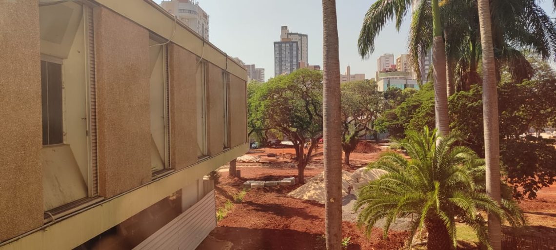 Canteiro de obras do eixo monumental na porção da praça da prefeitura.