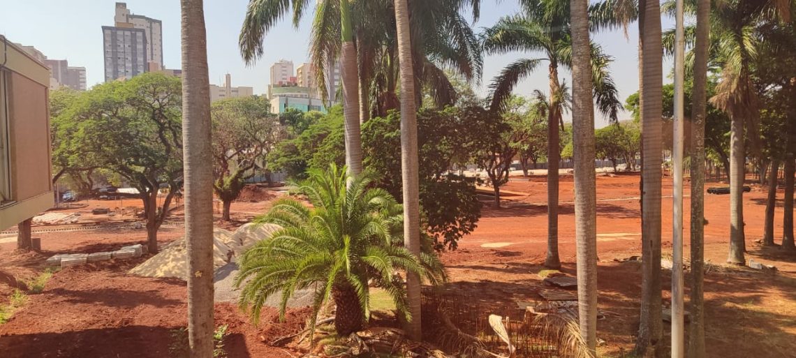 Canteiro de obras do eixo monumental na porção da praça da prefeitura.