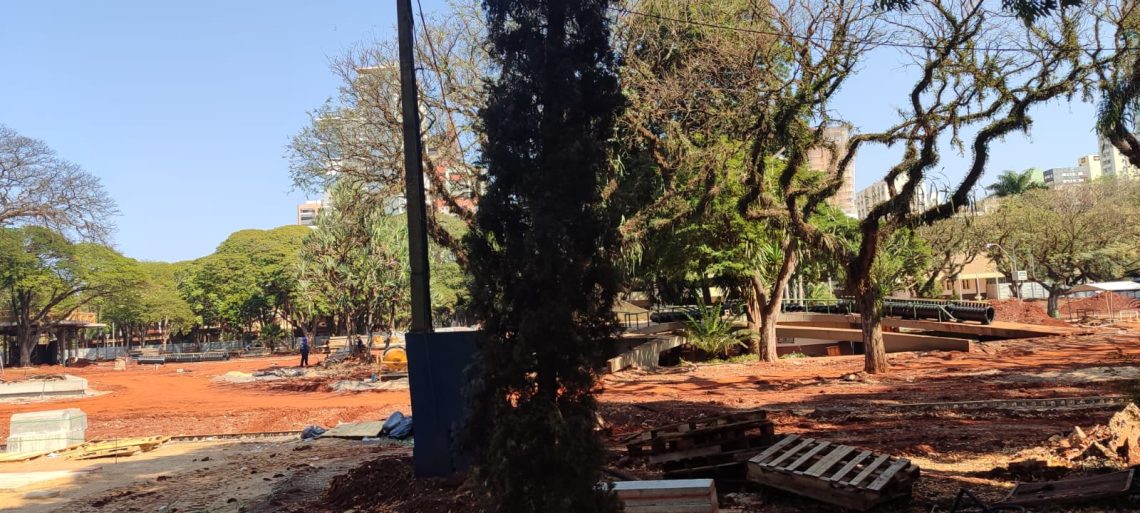 Canteiro de obras do eixo monumental na porção da praça da prefeitura.