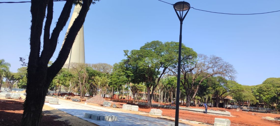 Canteiro de obras do eixo monumental na porção da praça da prefeitura.