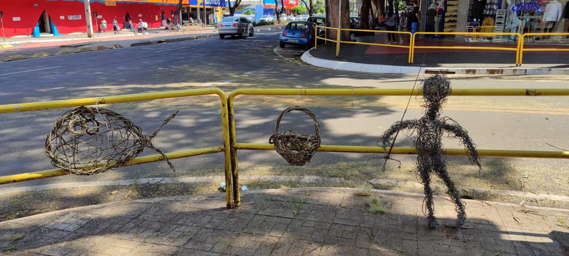 ARTESÃO EXPÕE SUAS OBRAS NO GUARD-RAIL DA PIRATININGA COM A BRASIL