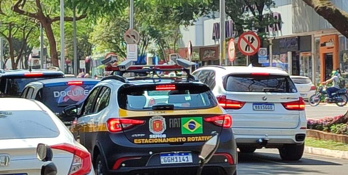 CARRO DA FISCALIZAÇÃO DO SEMOB COM SUAS CÂMERAS CONTROLA QUEM ESTÁ PAGANDO PELO ESTACIONAMENTO ROTATIVO