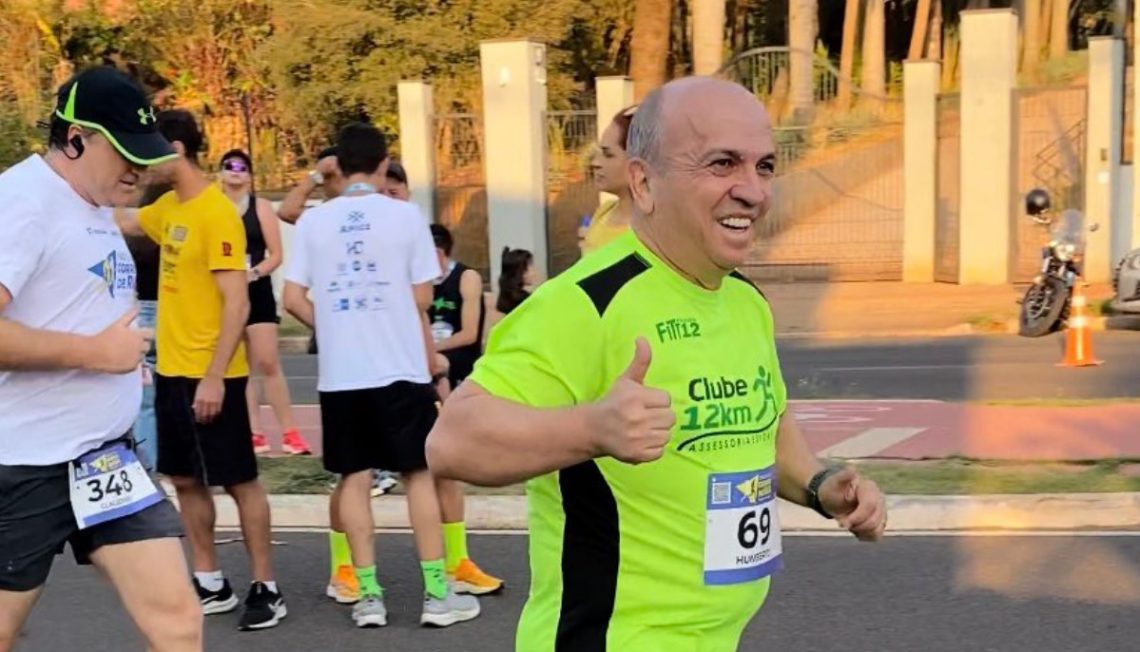 Na foto, o candidato a prefeito de Maringá pelo PT - Humberto Henrique durante a corrida rústica da AABB