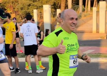 Na foto, o candidato a prefeito de Maringá pelo PT - Humberto Henrique durante a corrida rústica da AABB