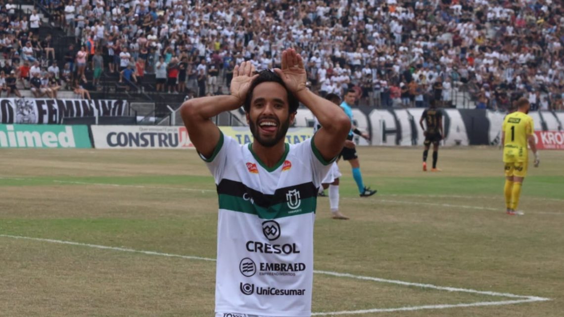 NA FOTO DE RODRIGO ARAÚJO, ROBERTINHO QUE FEZ O GOL DA VITÓRIA DO DOGÃO AOS 14 MINUTOS DO PRIMEIRO TEMPO