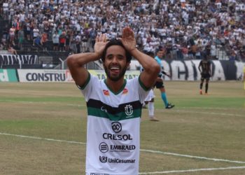 NA FOTO DE RODRIGO ARAÚJO, ROBERTINHO QUE FEZ O GOL DA VITÓRIA DO DOGÃO AOS 14 MINUTOS DO PRIMEIRO TEMPO